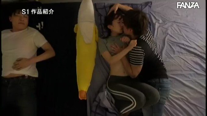 川の字で寝ていたら。。

彼女と親友がめっちゃセックスしてた。。（笑） https://t.co/KVcgNsqtwr