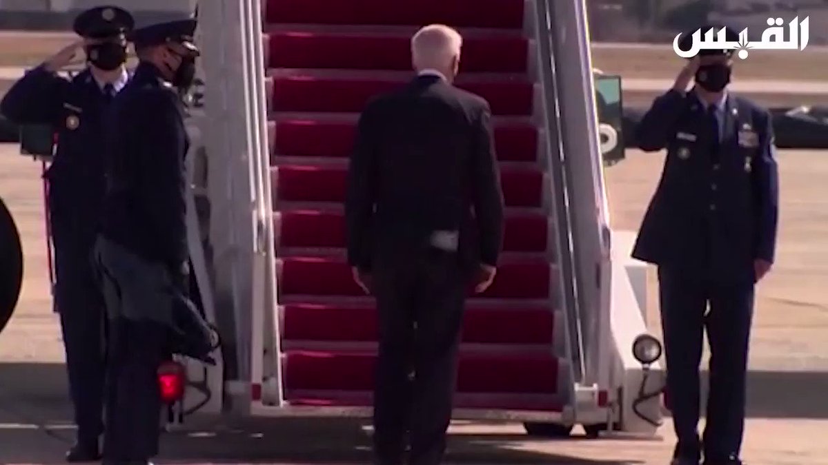 لحظة سقوط الرئيس الأميركي جو بايدن أثناء صعوده إلى الطائرة