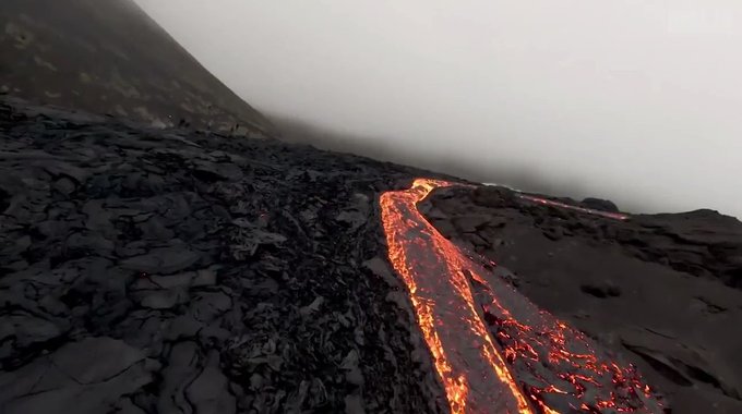 アイスランド南西部のファグラダルスフィヤル火山が今月19日から噴火している その様子を低空を飛ぶドローンで見事にとらえた30秒間の動画 細長く流出した溶岩に沿ってドローンを飛ばし 溶岩が噴出している火口に至る 地元の Bjorn Steinbekk 氏が撮影 Via Bste アイスランド南西部のファグラダルスフィヤル火山が今月19日から噴火している その様子を低空を飛ぶドローンで見事にとらえた30秒間の動画 細長く流出した溶岩に沿ってドローンを飛ばし 溶岩が噴出している火口に至る 地元の Bjorn Steinbekk 氏が撮影 Via Bste
