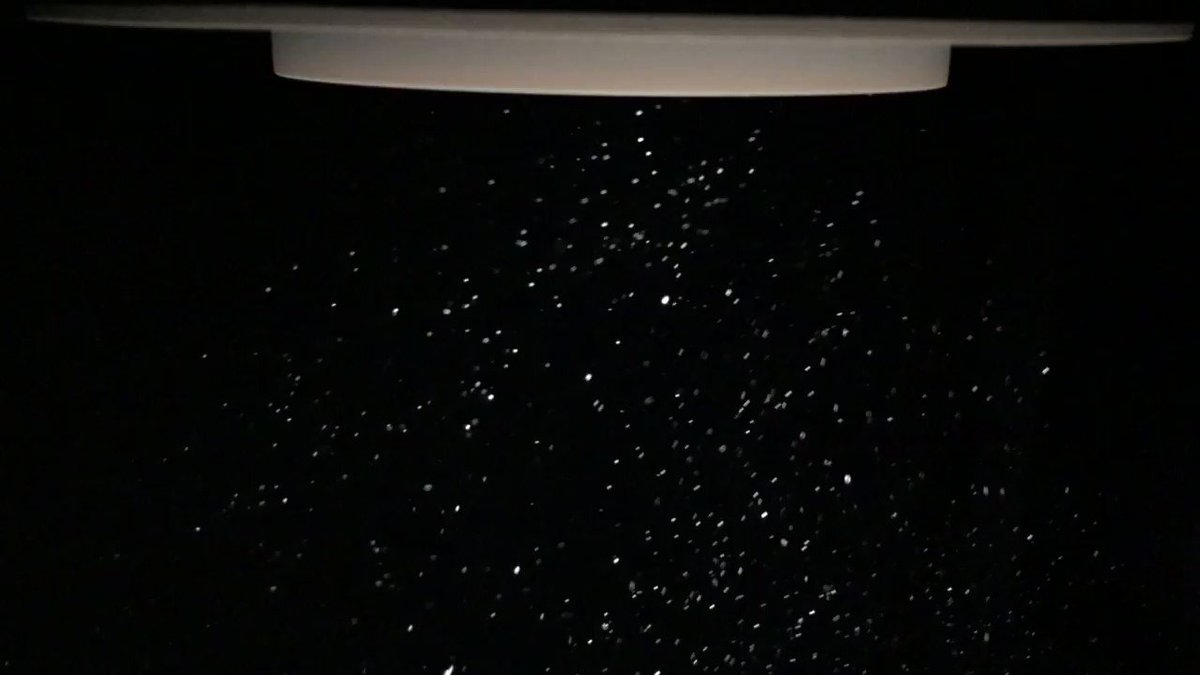 Ein #UFO fliegt durch das mit #Sternen gefüllte #Weltall? 🛸 Nicht ganz: Hier fliegt der #Staub durch das #Licht eines Strahlers 🔦 Merke: Licht ist #unsichtbar. Es macht aber die Objekte sichtbar, auf die es fällt ☝️
#MINT #Schülerforschungslabor <a class=\"link-mention\" href=\"http://twitter.com/flux_nrw\" target=\"_blank\">@flux_nrw</a> #LichtforumNRW <a href=\"https://t.co/eyY8xAx5gZ\" class=\"link-tweet\" target=\"_blank\">https://t.co/eyY8xAx5gZ</a>