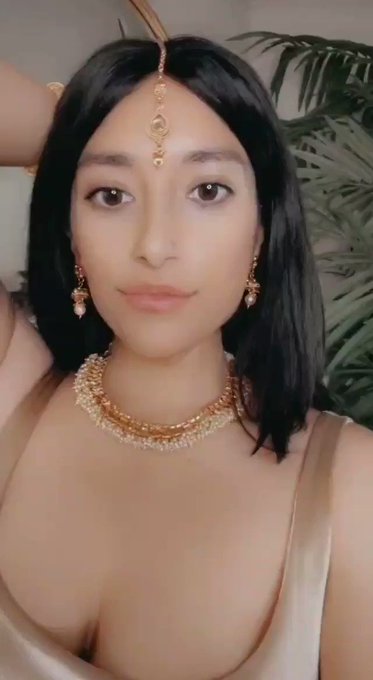 God save the desi girl who can't secure a tikka properly 🙏 https://t.co/kEvbYrQStd