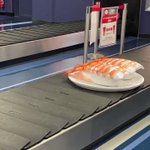 大分空港の手荷物受け取りレーンで回ってきたのは、まさかのお寿司？!