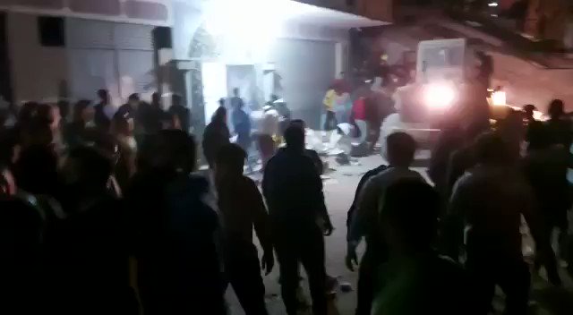 الشروق مشاهد من محيط عقار تقسيم عمر بن الخطاب المنهار.. واستمرار جهود استخراج الضحايا من أسفل الأنقاض