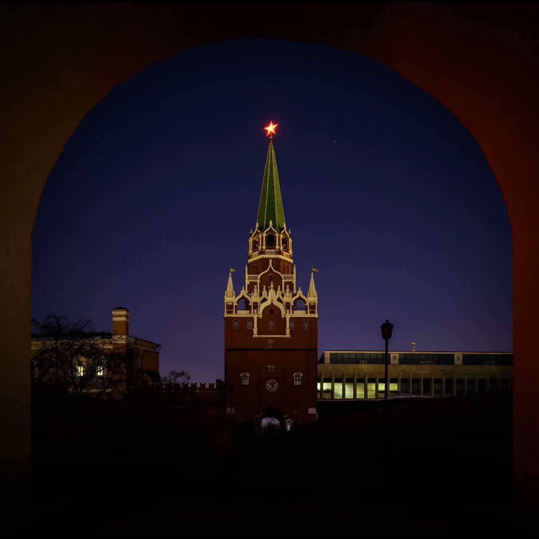 спасская башня ночью