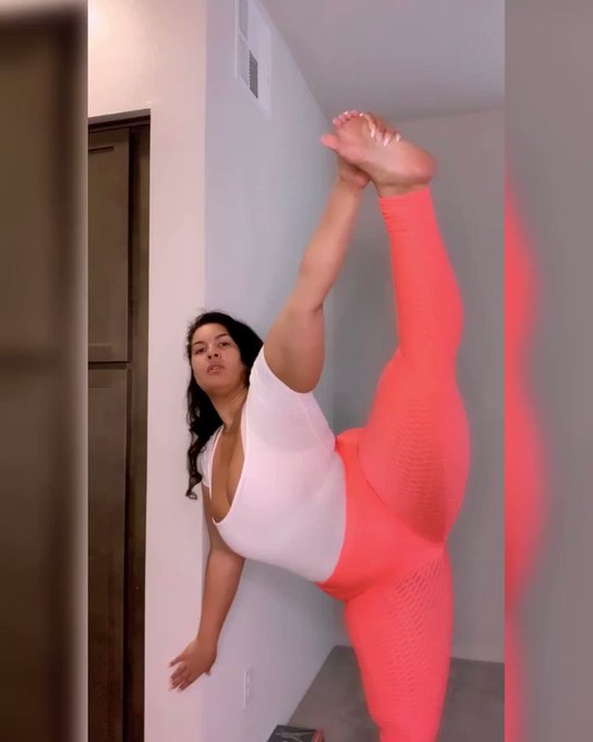 Okayyyy daily stretching reminder PT Two as promised ?? What would you do if you caught me doing this