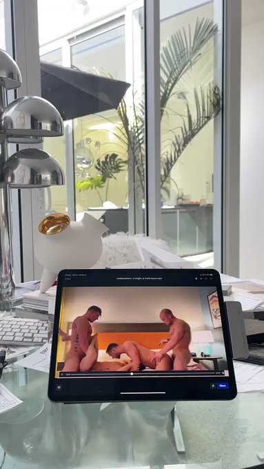 Cant help but crack up watching my self as a “performer”.... what a dum dum i can be? @JJKnightXXX share