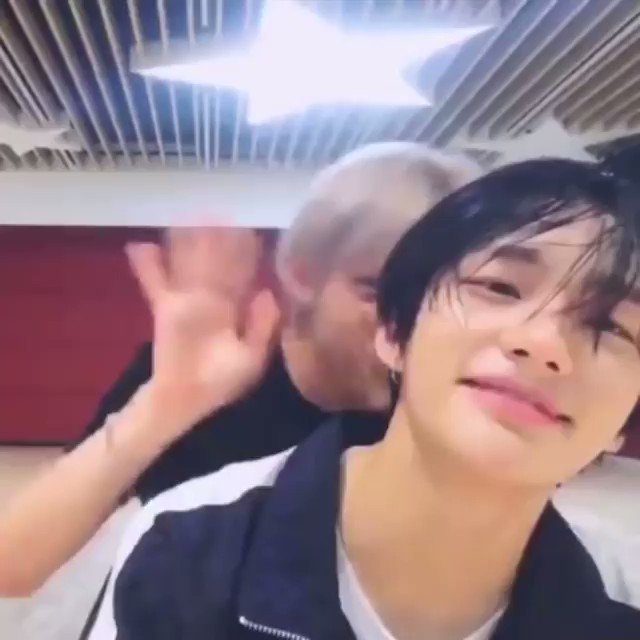 RT @Iovestaay: when felix was hiding behind hyunjin bc he has no makeup on. 

https://t.co/bIuNVFPYDH