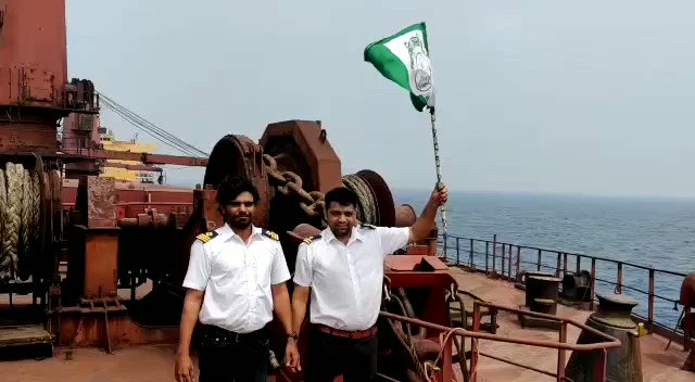 Merchant Navy officers in full support of farmers, who are protesting against the #FarmLaws ! "Kisan Union Zindabad" slogans reverberating in the oceans also, everybody has understood the pain of our farmers, except our @PMOIndia ! Strange world we live in ! #FarmersProtests https://t.co/ZCEnGZgIyC
