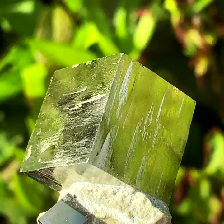 愚者の金と呼ばれる鉱物 黄鉄鉱 が採掘される場面にワクワクが止まらない人々 えっこんな風に出てくるの Togetter