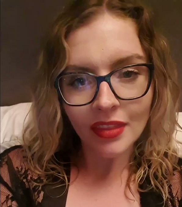 Nothing you can't accomplish with red lips, while in black lace 🙌  Free OF available now, come have a<a href="/tag/fansonly"class="tags"><span>#fansonly</span></a><a href="/tag/onlyfans"class="tags"><span>#onlyfans</span></a><a href="/tag/freeonlyfans"class="tags"><span>#freeonlyfans</span></a>