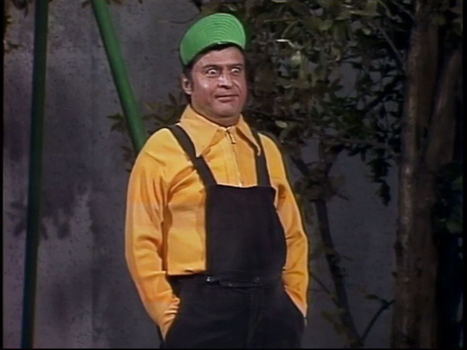 Fórum Chaves on X: "Seu Madruga tentando tirar uma foto do Godinez... Mas  só tentando! https://t.co/LOGGDSDRNY" / X