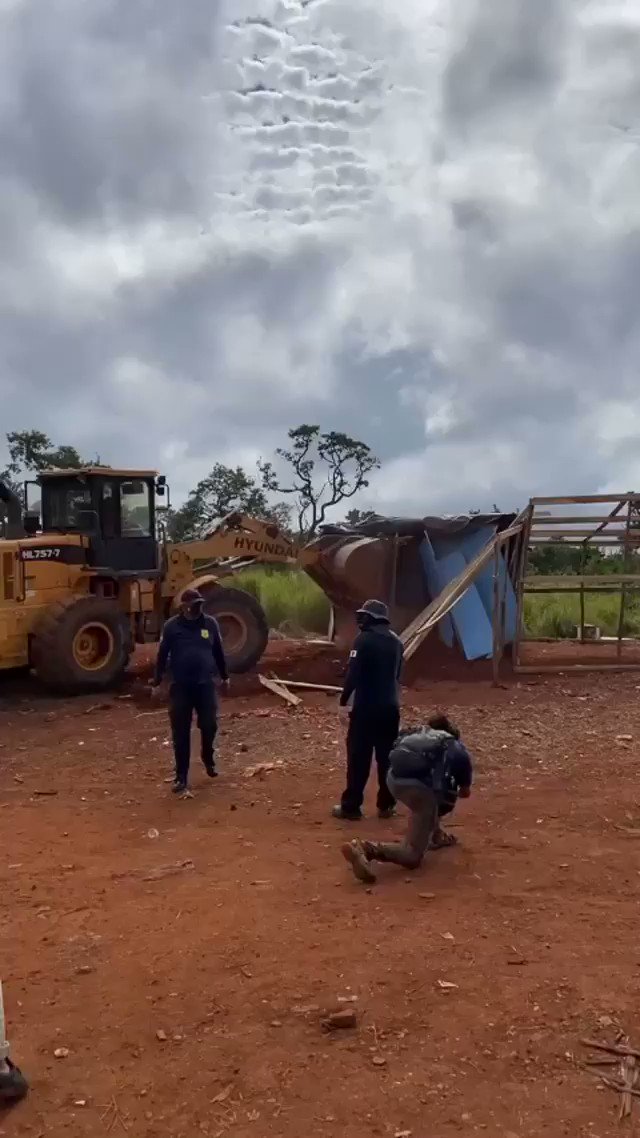 O governador @IbaneisOficial segue com sua política genocida, derrubando a casa de pessoas que não têm para onde ir, na PIOR fase da pandemia!
#ocupaCCBBresiste
#DespejoNaPandemiaéCrime
#Despejozero
#IbaneisGenocida https://t.co/LPwRr5Cw5m