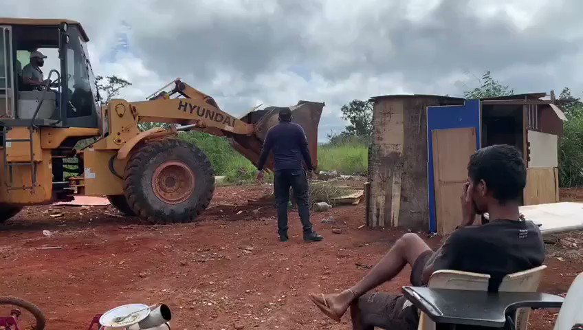 Despejo na pandemia é genocídio! O governador do Distrito Federal, @IbaneisOficial, insiste em despejar as dezenas de famílias da ocupação do CCBB no auge da crise sanitária. Estamos lutando pra impedir! ✊🏾 https://t.co/LLf0jMI8N1