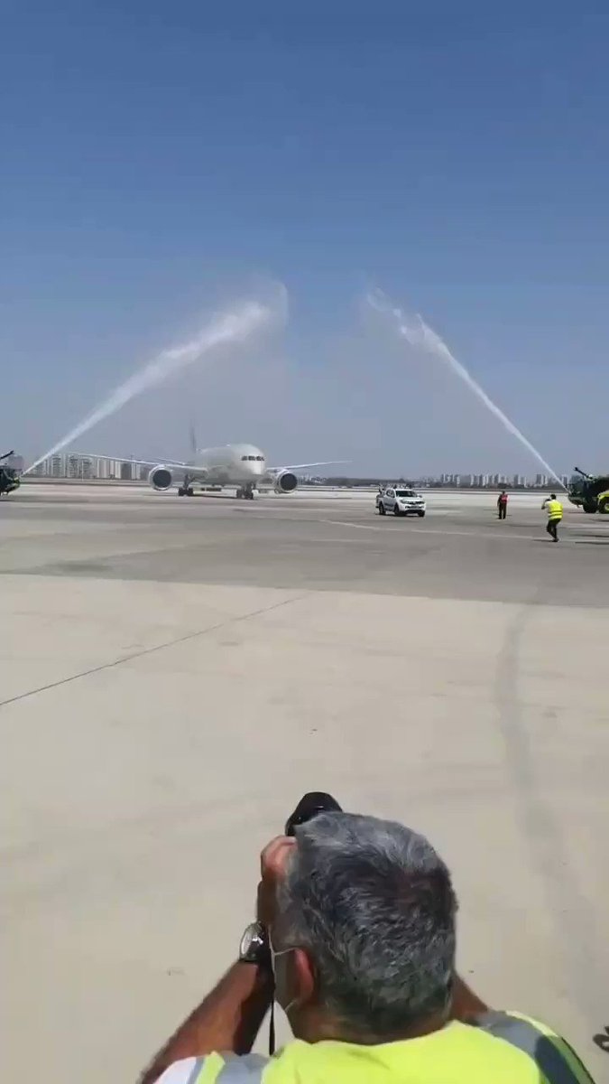 طقوس استقبال أول طائرة لشركة الطيران الإماراتية 