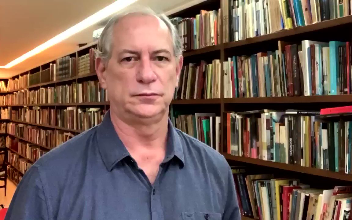 Bolsonaro defende a tributação de livros sob o argumento absurdo de que pobres não consomem livros no Brasil. Querem livros só para os ricos. Mesmo pensamento de quando negou a vacina e depois trabalha para sua privatização. O Brasil não pode conviver com isso! https://t.co/psUCPhgkRb