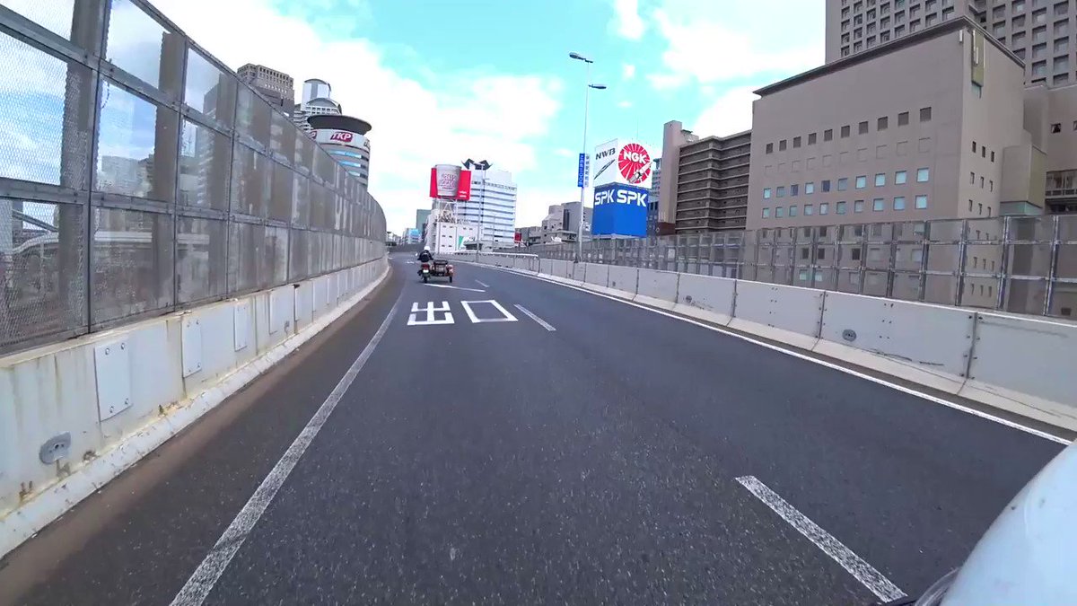 外国人さん日本で最大のショック、高速道路がビルの中を通過する！