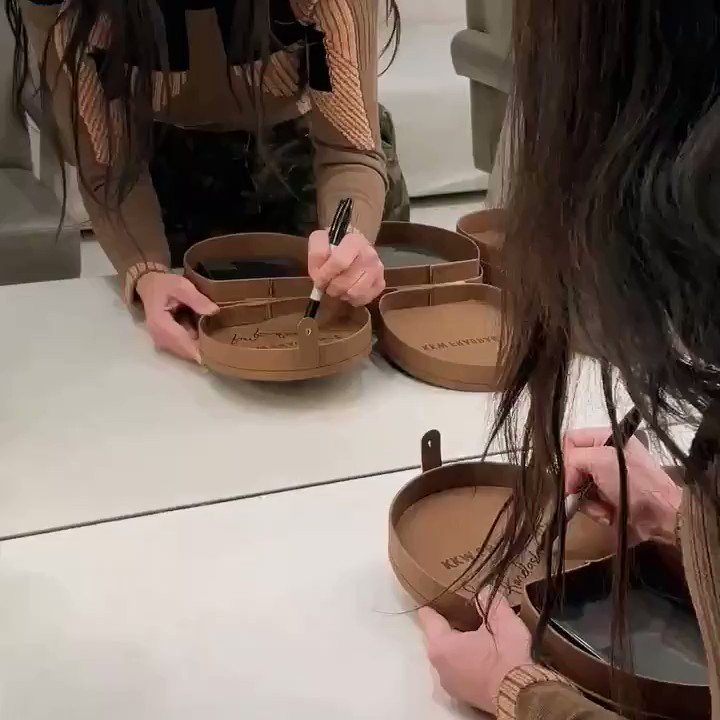 *GIVEAWAY* To celebrate #NationalSiblingDay, we're giving away the #KKWxKENDALL horseshoe PR box signed by @KimKardashian & @KendallJenner to a lucky winner and their loved one.
See entry rules on our giveaway IG post https://t.co/OOv1Brlu2N
