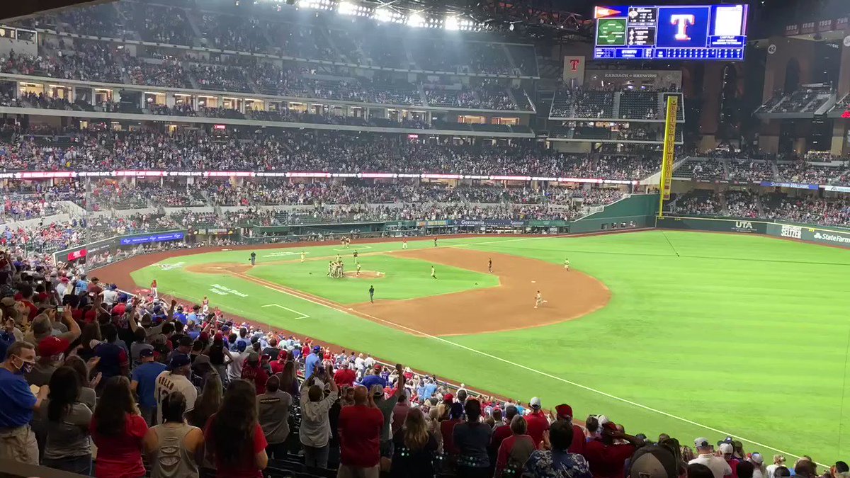 Live Footage From Joe Musgroves No Hitter!!! #MLB# #baseballlife https://t.co/BxSzxHn3OG