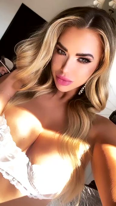 All glammed up! #ShootDay ? https://t.co/gjBK75SGTp
