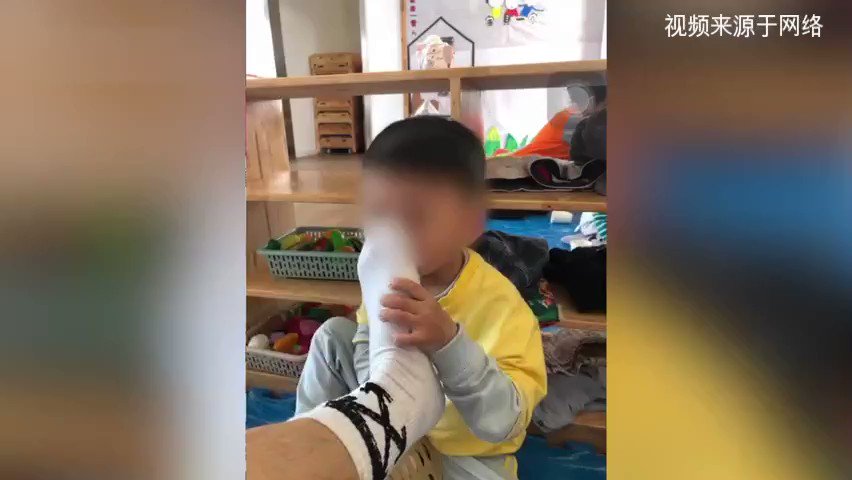 博讯新闻网 - 【男幼师发幼童闻脚图被拘7日 幼儿园：不存在猥亵】红黄蓝幼儿园男幼师刘某让幼童闻脚并拍照发朋友圈引发关注。目前，刘某被解聘并被行政拘留7日... 
