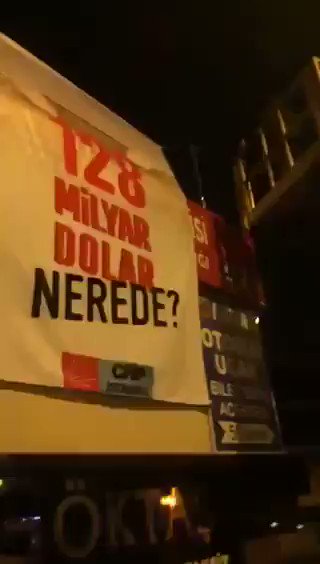 In #Istanbul wurden die #Plakate "Wo sind die 128 Mrd. #Dollar?" der #CHP (Republikanische Volkspartei) entfernt.
In mehreren Städten ermitteln die Staatsanwaltschaften bereits wegen "#Beleidigung vom #Staatspräsidenten".
#128milyardolarnerde #Erdogan #AKP #HDP https://t.co/Zmhe2nyjKA