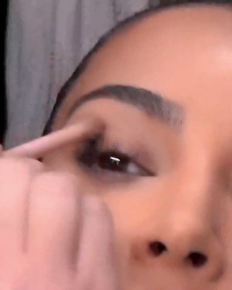 .@KimKardashian's no-makeup makeup look with the Medium Eye Contour Duo and Dual-Ended Eye Contour Brush. Shop now at https://t.co/P0XuqRc7yK https://t.co/iGclhGe6kq