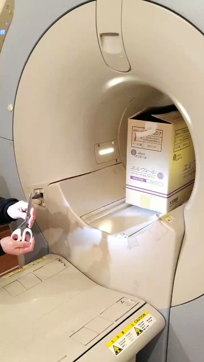 MRIに金属は絶対持ち込み禁止！ハサミが空中を飛んでダンボールに刺さる動画！