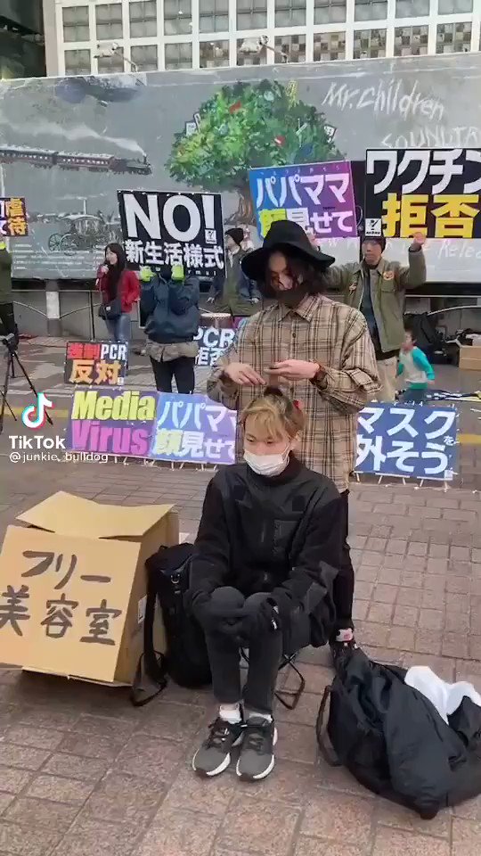 情報量が多いからこそ面白い？！どこを中心にみたらいいのｗ全く収まってない