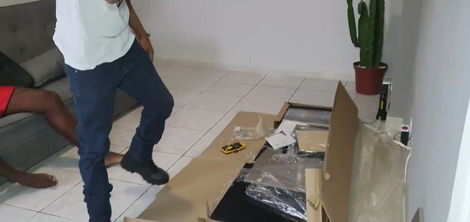 Comprei um #rack e chamei um #montador mais sabe aqueles dia que voce ta com um tesao e tudo le excita