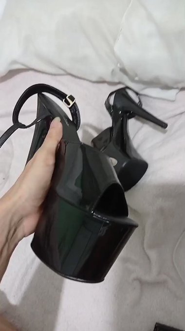 :3 new heels! ?✨

Outfit suggestions? ? https://t.co/k7BeS5MogD