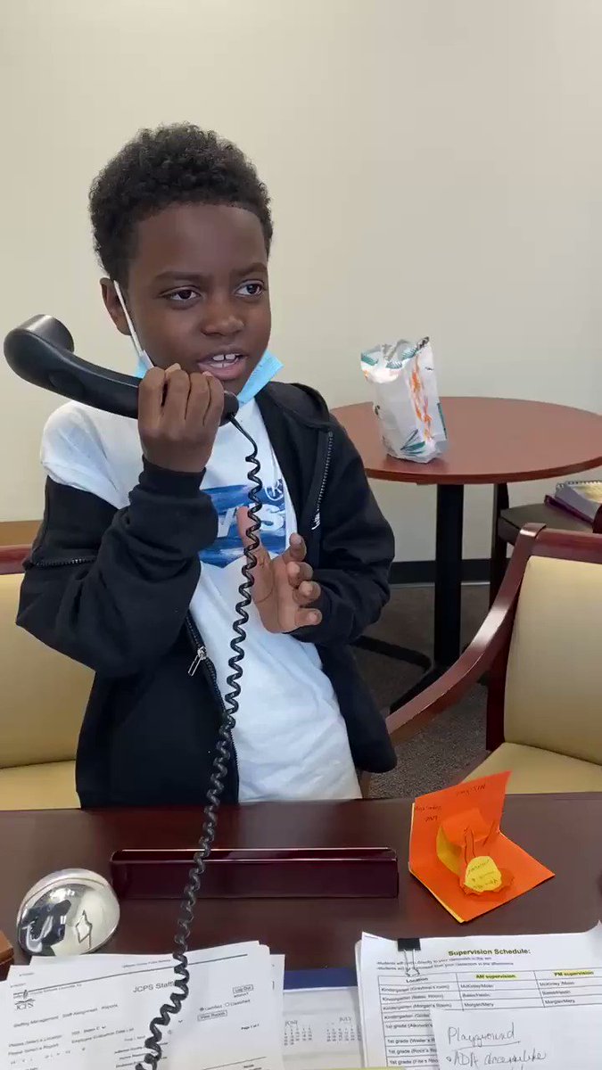 This is D'Corey Johnson.
He's 9.
At his school in Kentucky, they normally play a recording of the national anthem. One day, he asked if he could sing it live instead.
This is what happened.
It's everything we need right now.
https://t.co/gwavw7KdDG