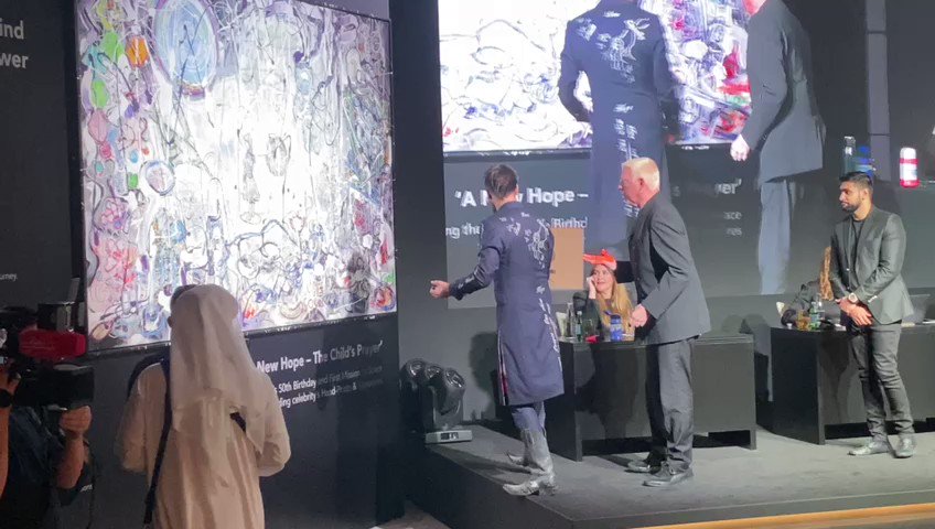 بدء المزاد على لوحة ساشا جيفري في مزاد حملة 100 مليون وجبه تصوير سالم خميس البيان القارئ دائما