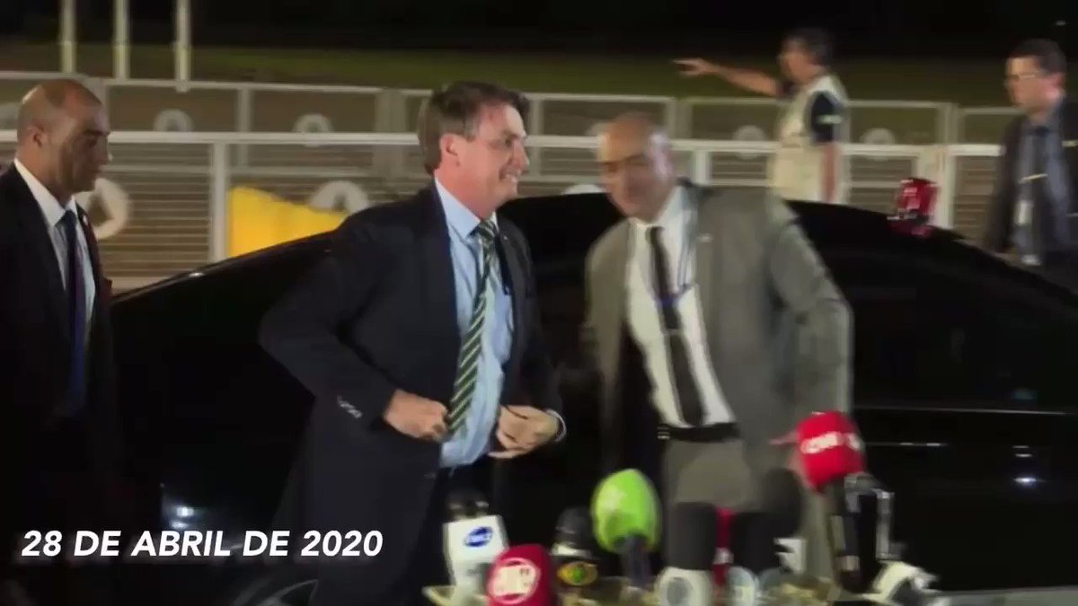 Há exatamente um ano, o presidente @jairbolsonaro respondia “E daí?” ao ser informado sobre o número de mortos pela Covid-19.
Desde então, mais 390.307 brasileiros tiveram a vida interrompida pela doença.
Vídeo: @SamPancher https://t.co/OTfnPnq4Jv