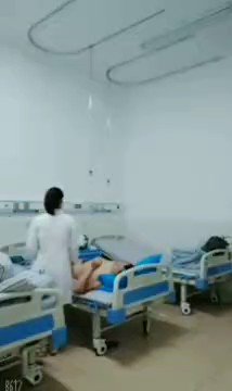 Perawat lagi muasin pasien dirumah sakit