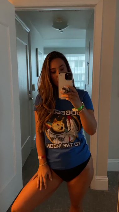 $Doge to the moooooon ✨ https://t.co/MkpCVcqm57