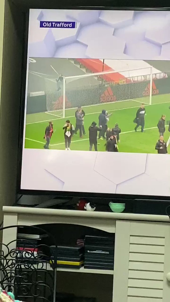 Dude was chillin on the net at old trafford, another person kicked a ball into the net and knocked him off 🤣🤣 https://t.co/gQDCWZtkoH
