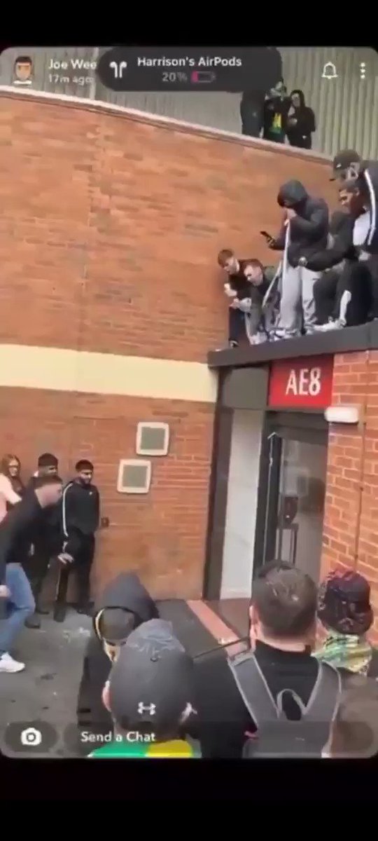 Na how the angry Manchester United fans bin break into Old Trafford after vandalizing the door. Wow 😳
#MUFC #MUNLIV https://t.co/3D2YT2bKWM