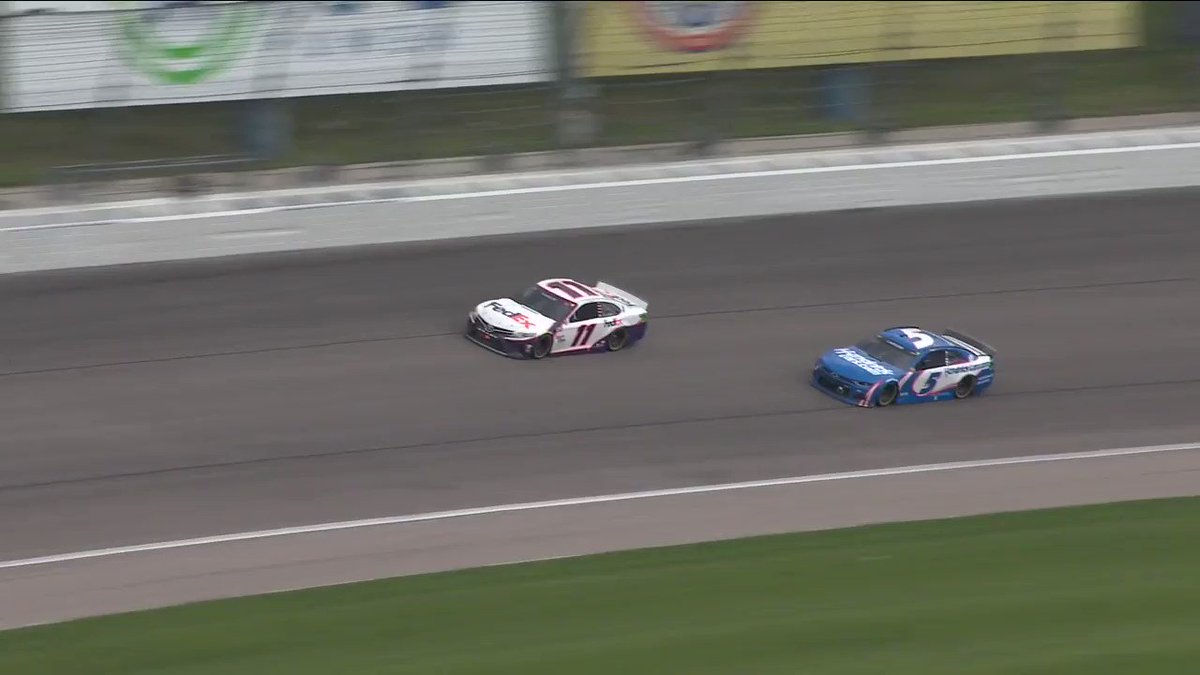 RT @NASCAR: Disaster for @dennyhamlin, who tags the wall in P1! 20 laps to go at @kansasspeedway! https://t.co/Whbx3043GV