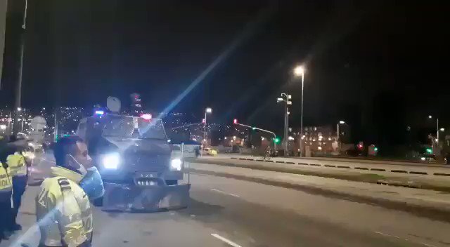 Colombia: Con testigos presenciales y verificación digital de videos hemos corroborado el uso de tanquetas con lanzadores de proyectiles múltiples dirigidos a manifestantes.
Es un arma peligrosa e indiscriminada.
@mindefensa debe dar explicaciones.
https://t.co/97x2GqfU1e