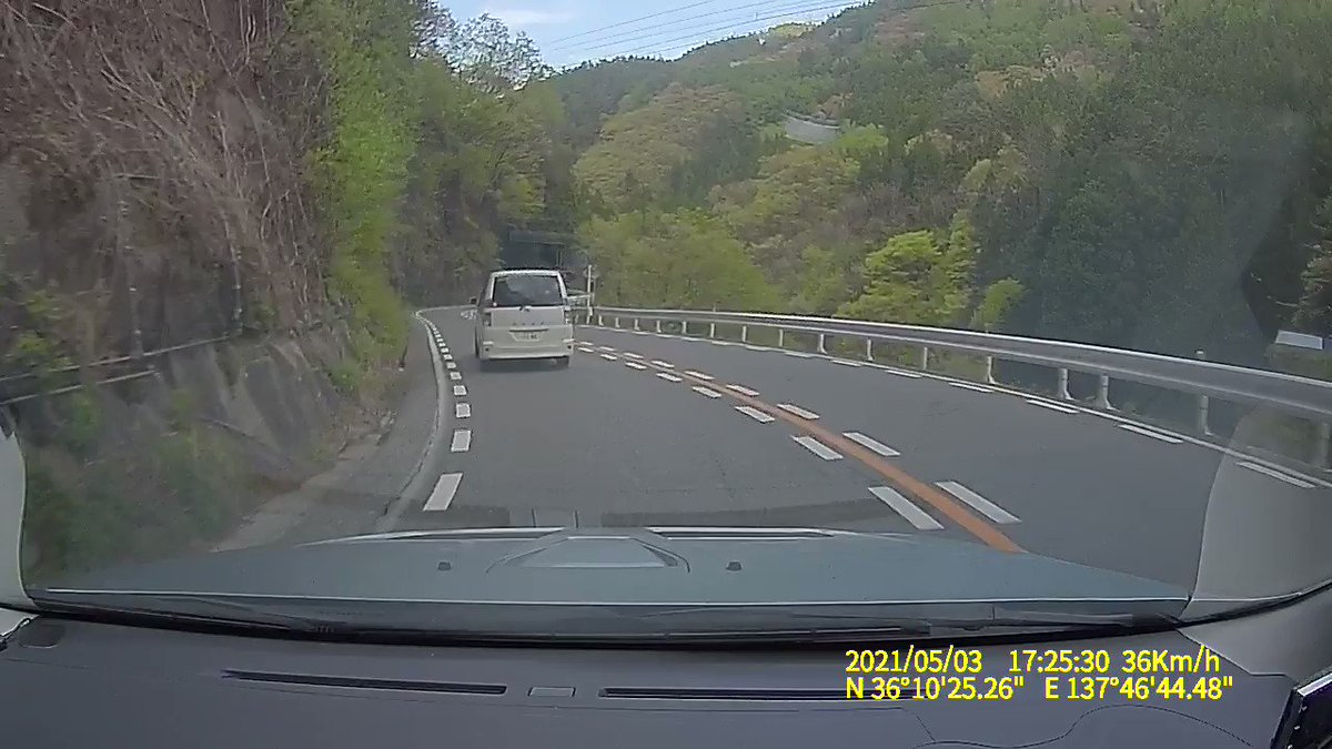 これは怖すぎる！運転中に後方からバイクが続々と追い越して来る恐怖