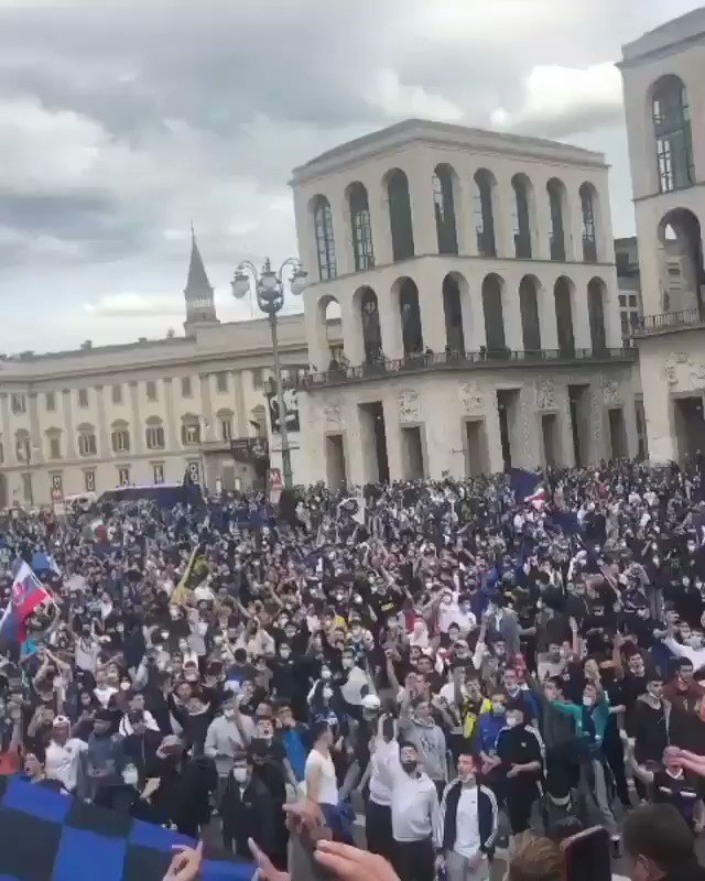 After the year we’ve all had (and the decade #Inter have had 😉) there’s something quite poetic about these scenes from Milano’s Piazza Duomo
#InterMilan #IMScudetto #fcim #Scudetto19 #forzainter #IMInter https://t.co/gdyKqKAFSp