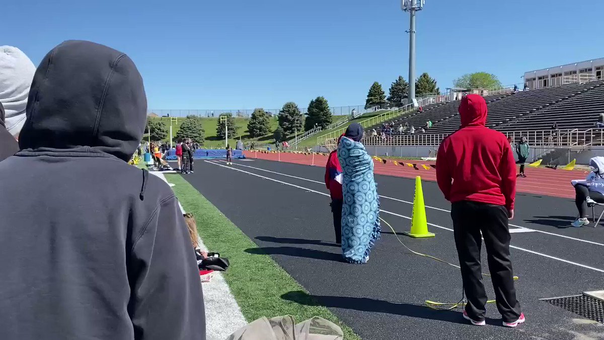 And that’s how you do it!!! 18’ 10 and some change!! Leading the metro conference long jump after prelims!! Lademi Davies closing in on @emilywmayfield6 school record y’all! https://t.co/Ry9n1fLmMP