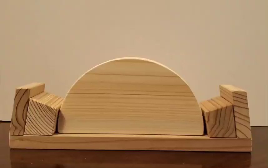 無垢の木で作れている、アーチができる玩具！残念ながら今は売り切れ