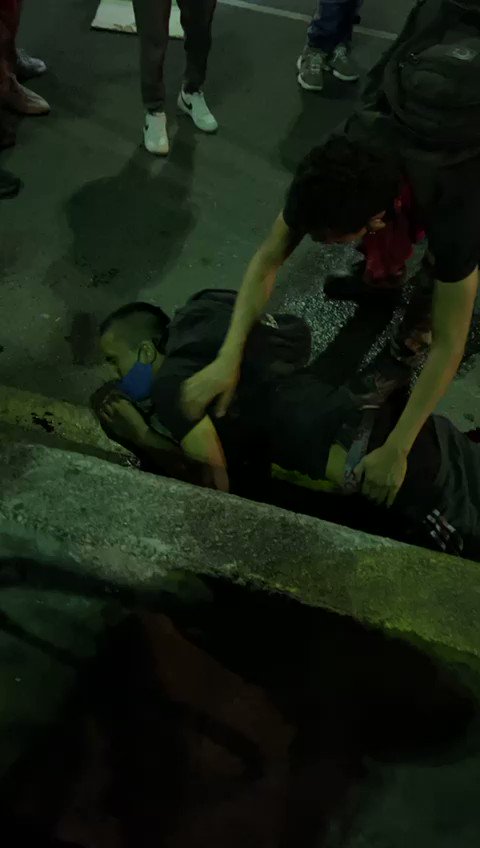 #ÚltimaHora | #Colombia asesinan a dos jóvenes en el viaducto de #Pereira aproximadamente a las 7:30 de la noche https://t.co/zbAnSZdsVA