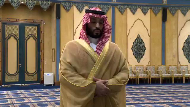 فيديو ولي العهد يؤدي صلاة الميت في المسجد الحرام على والدة الأمير محمد بن عبدالرحمن