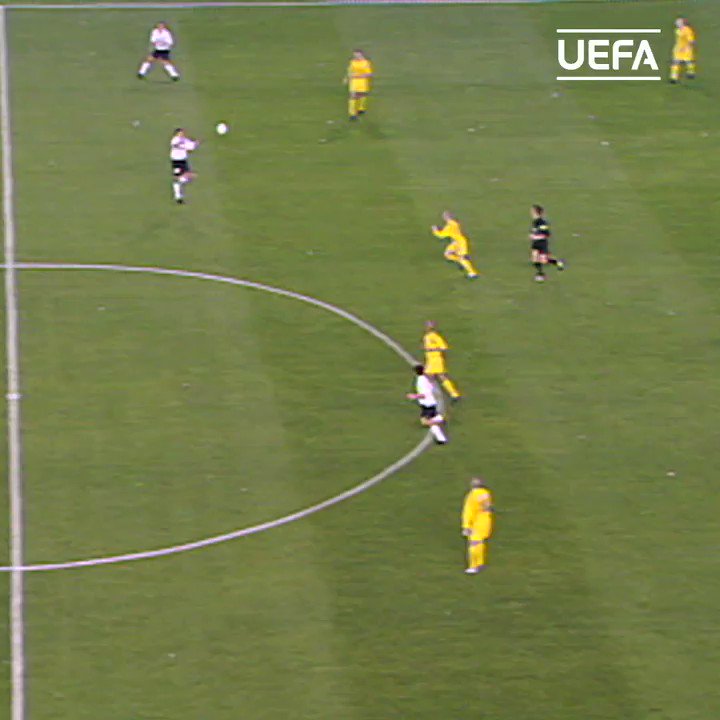🦇 #TalDiaComoHoy en 2001 el Valencia sellaba su pase a la final de la Champions con un triunfo memorable ante el Leeds. 🤩
¿El mejor jugador de aquella plantilla ché? 🤔
#UCL | @valenciacf https://t.co/rowYZjahFI