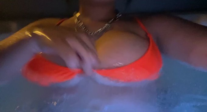 Titties or ass? https://t.co/UyP82BTkui