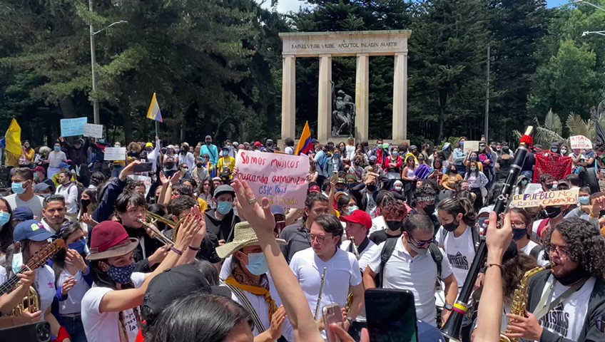 Day 12 of protests in Colombia. Scene: Parque Nacional. Video from @federicorios. "Somos músicos buscando armonizar este país." https://t.co/cdQQZmdx2G