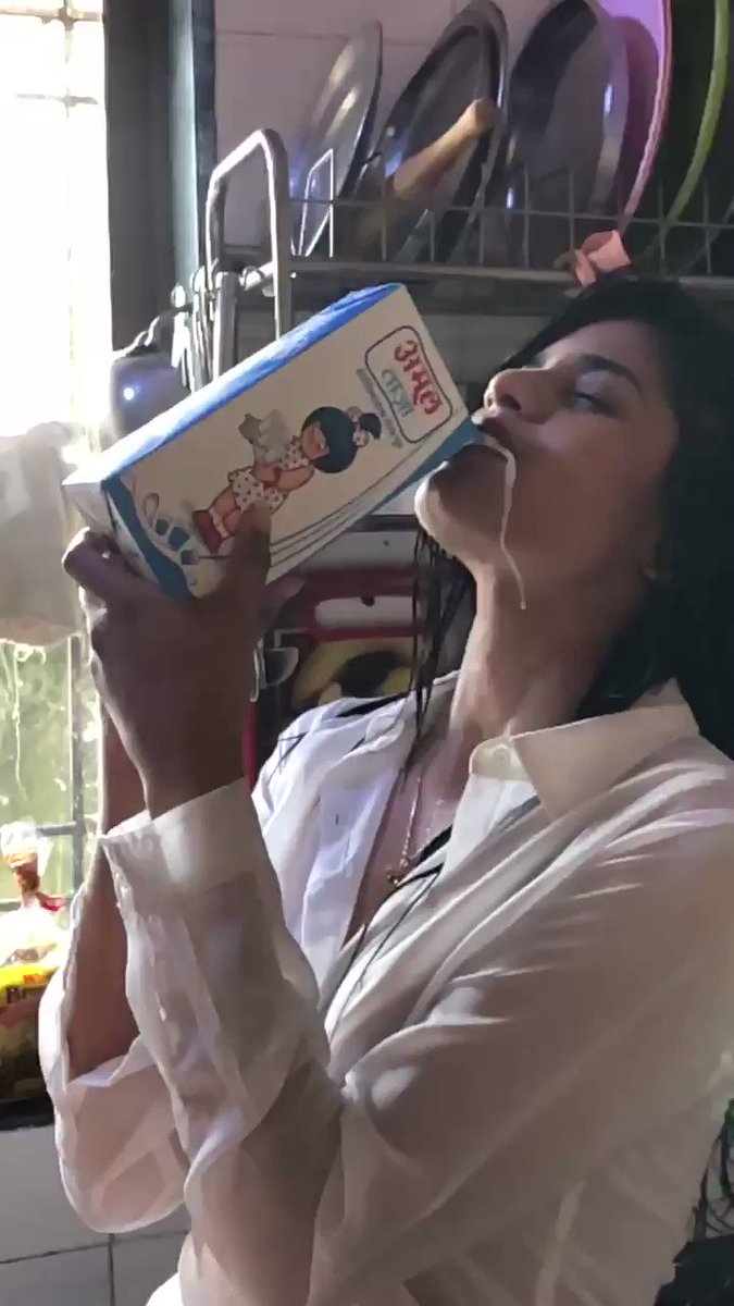 Did someone say Doodh π₯ #doodh #Trending @Amul_Coop #MILK #MilkshakeMonday #amulindia https://t.co/LLiP81rHYI