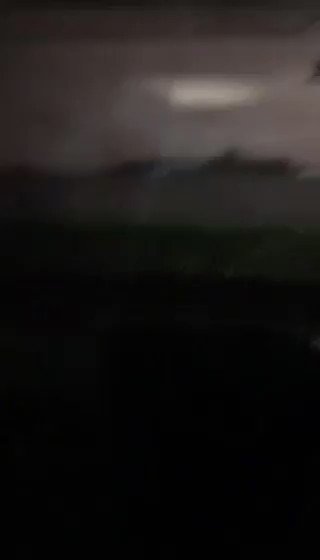 Hola #Colombia. Buscamos información sobre este video, grabado el 3 de mayo cerca de Siloé en Cali y que parece mostrar policías disparando 2 manifestantes debajo su control. Si sabes algo — nombres, heridos, testimonios, ubicación — por favor mándame una msg #Cali #ParoNacional https://t.co/Nn9qeoEBgE